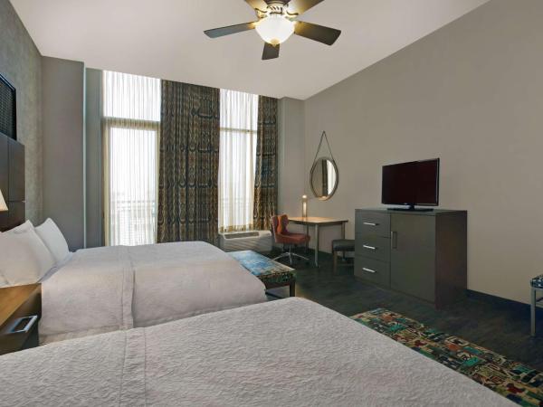 Hampton Inn and Suites Austin University Capitol : photo 2 de la chambre chambre 2 lits queen-size avec balcon