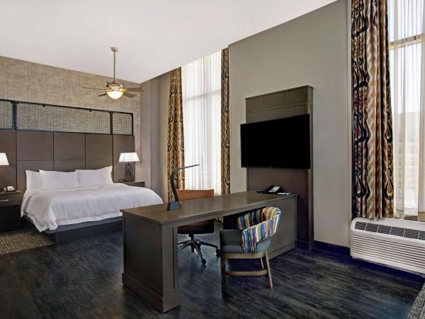 Hampton Inn and Suites Austin University Capitol : photo 1 de la chambre studio lit king-size avec balcon