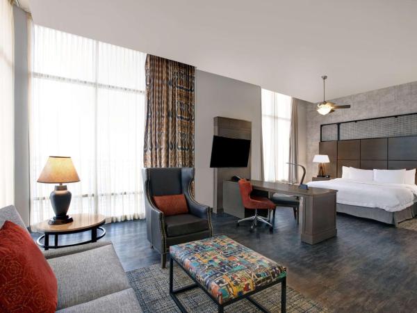Hampton Inn and Suites Austin University Capitol : photo 2 de la chambre suite studio lit king-size avec canapé-lit – non-fumeurs