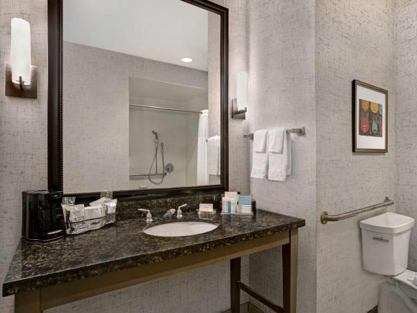 Hampton Inn and Suites Austin University Capitol : photo 4 de la chambre chambre lit king-size avec douche accessible en fauteuil roulant -adaptée aux personnes à mobilité réduite/malentendantes - non-fumeurs