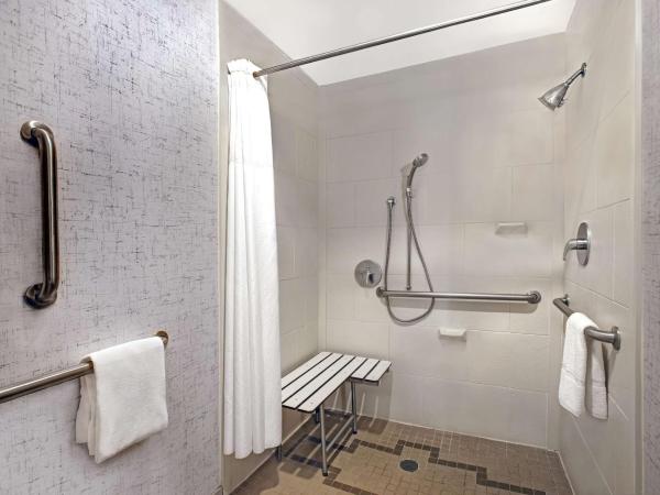 Hampton Inn and Suites Austin University Capitol : photo 5 de la chambre chambre lit king-size avec douche accessible en fauteuil roulant -adaptée aux personnes à mobilité réduite/malentendantes - non-fumeurs