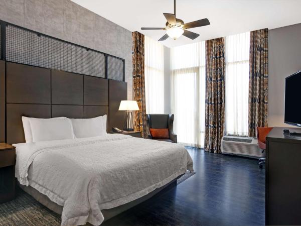 Hampton Inn and Suites Austin University Capitol : photo 3 de la chambre chambre lit king-size avec balcon