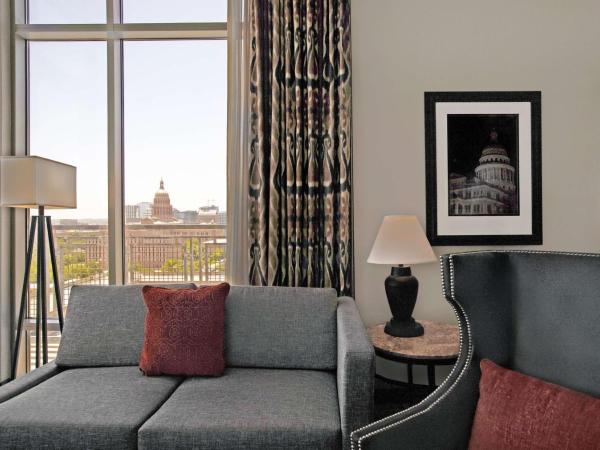 Hampton Inn and Suites Austin University Capitol : photo 2 de la chambre studio lit king-size avec balcon