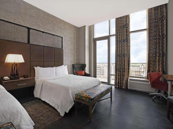 Hampton Inn and Suites Austin University Capitol : photo 5 de la chambre chambre 2 lits queen-size avec balcon