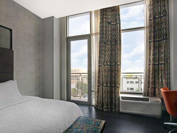 Hampton Inn and Suites Austin University Capitol : photo 4 de la chambre chambre lit king-size avec balcon
