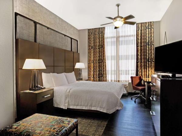 Hampton Inn and Suites Austin University Capitol : photo 3 de la chambre chambre lit king-size avec canapé-lit - non-fumeurs