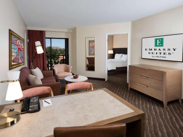 Embassy Suites by Hilton Phoenix Scottsdale : photo 2 de la chambre suite lit king-size standard avec vue