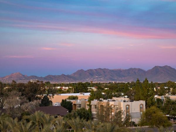 Embassy Suites by Hilton Phoenix Scottsdale : photo 4 de la chambre suite lit king-size - vue sur parcours de golf
