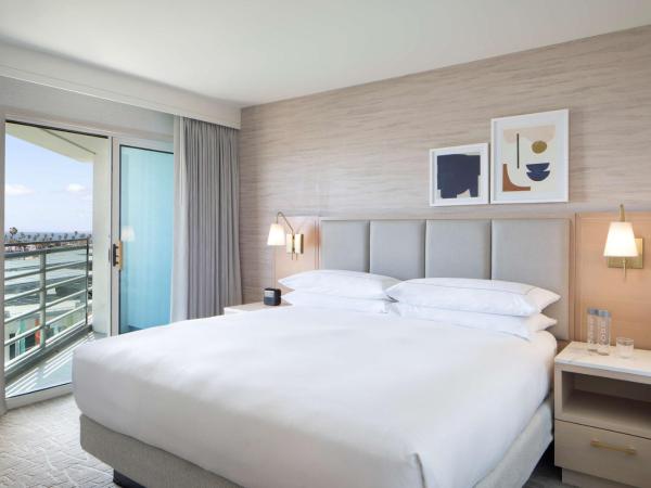 Hilton Santa Monica : photo 1 de la chambre suite lit king-size avec balcon