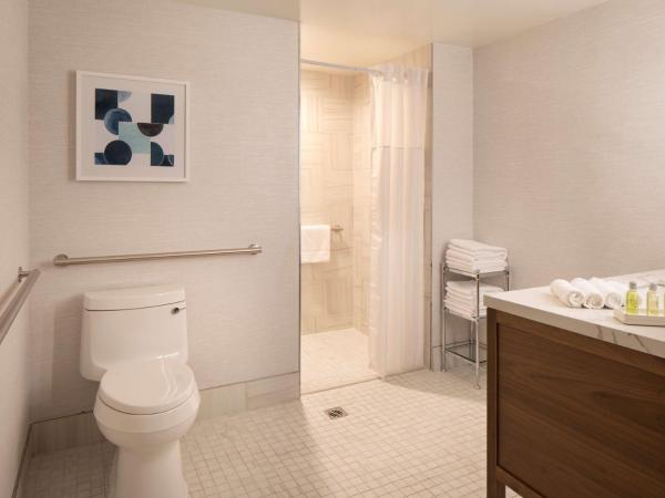 Hilton Santa Monica : photo 7 de la chambre suite 1 chambre lit king-size avec douche accessible en fauteuil roulant - adaptée aux personnes à mobilité réduite