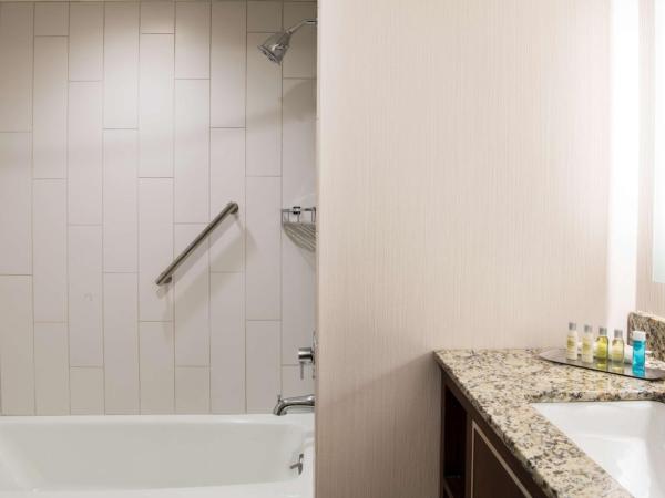 DoubleTree by Hilton Portland : photo 3 de la chambre chambre lit king-size avec baignoire - accessible aux personnes à mobilité réduite