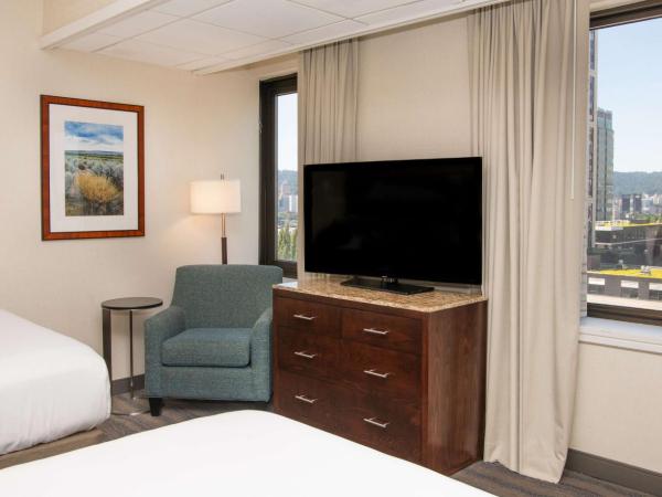 DoubleTree by Hilton Portland : photo 6 de la chambre chambre avec 2 lits queen-size - douche accessible en fauteuil roulant - accessible aux personnes à mobilité réduite