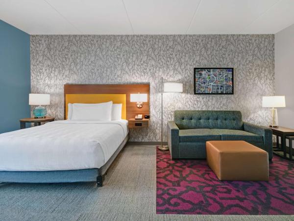 Home2 Suites by Hilton Atlanta Airport North : photo 1 de la chambre chambre lit queen-size avec baignoire - adaptée aux personnes malentendantes