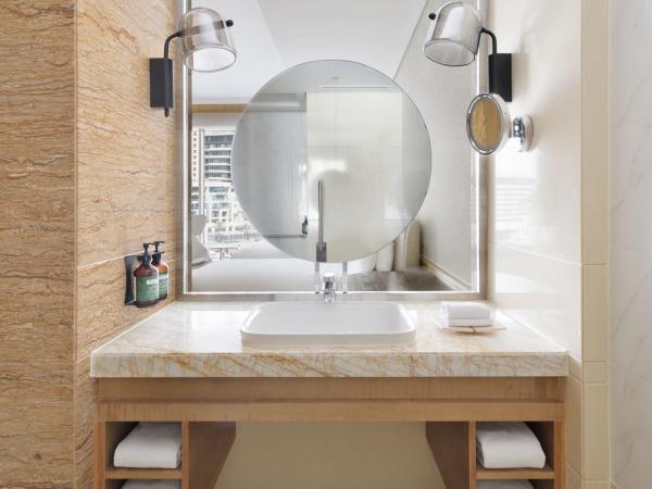 Crowne Plaza Dubai Marina, an IHG Hotel : photo 7 de la chambre chambre lits jumeaux avec accès au salon - vue sur port de plaisance