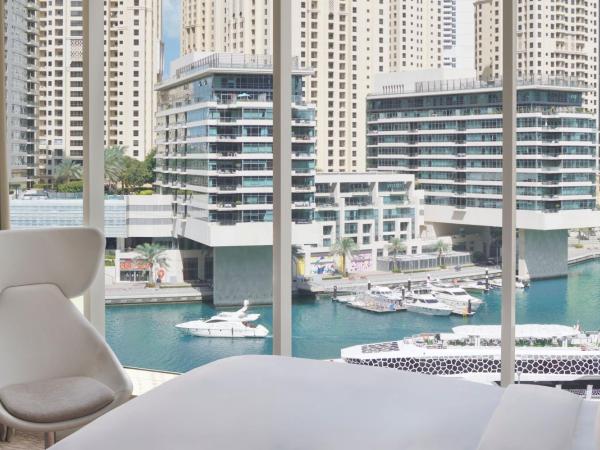 Crowne Plaza Dubai Marina, an IHG Hotel : photo 6 de la chambre chambre lit king-size avec accès au salon - vue sur port de plaisance