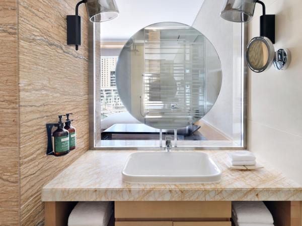 Crowne Plaza Dubai Marina, an IHG Hotel : photo 5 de la chambre chambre lit king-size avec accès au salon - vue sur port de plaisance