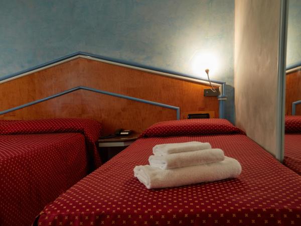 Hotel Lido : photo 3 de la chambre chambre double avec lit d'appoint