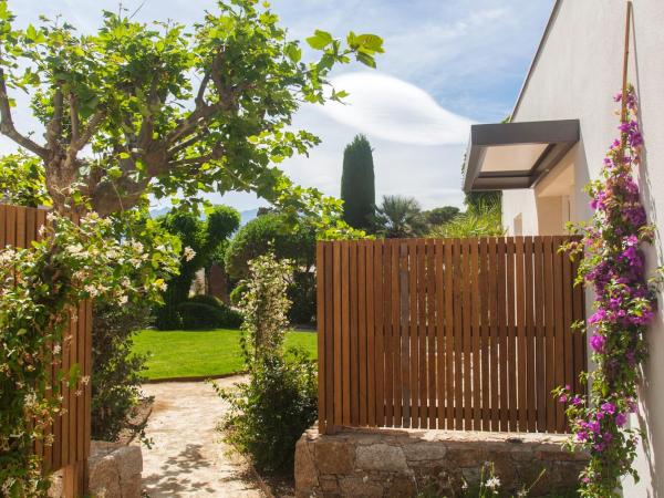 Hôtel La Caravelle : photo 6 de la chambre grande chambre double - vue sur jardin