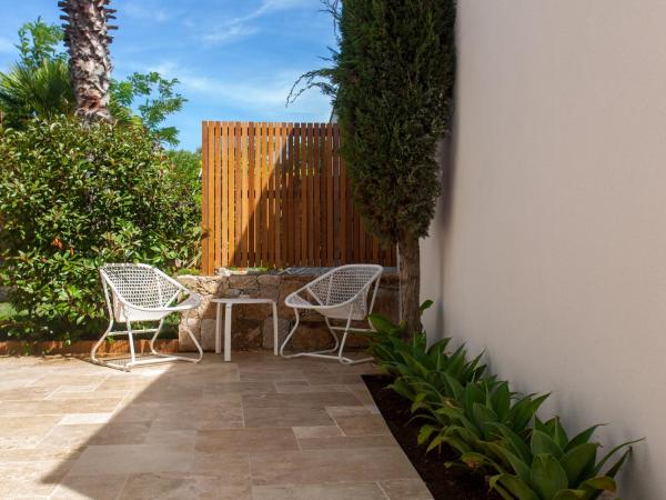 Hôtel La Caravelle : photo 1 de la chambre grande chambre double - vue sur jardin