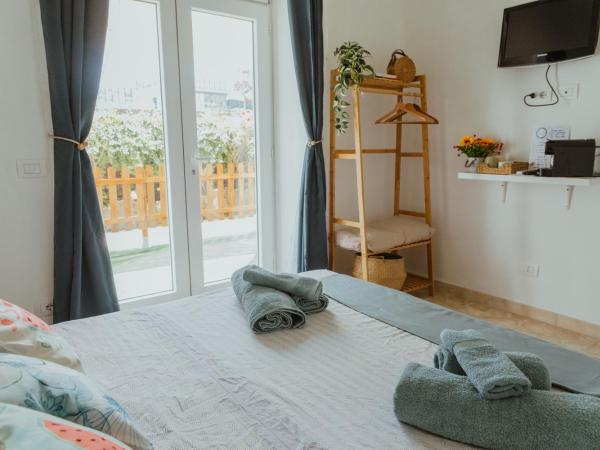 Lemon Tree Rooms : photo 5 de la chambre chambre double - vue sur jardin