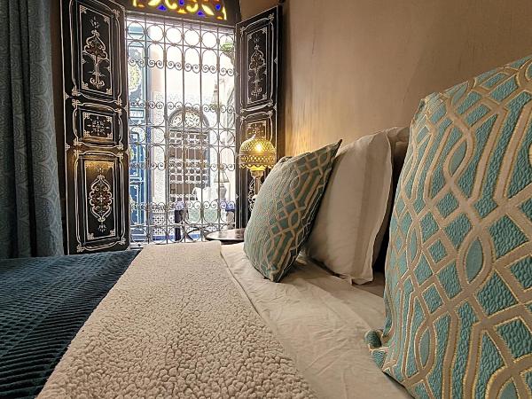 Riad Dar Alma Fes : photo 1 de la chambre chambre supérieure lit queen-size