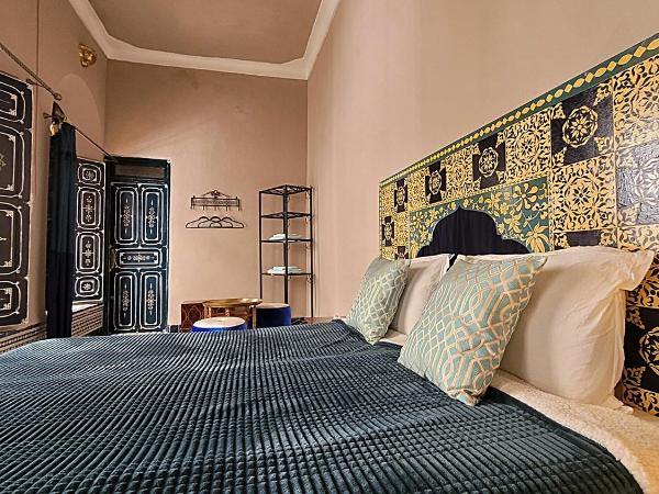 Riad Dar Alma Fes : photo 2 de la chambre chambre supérieure lit queen-size