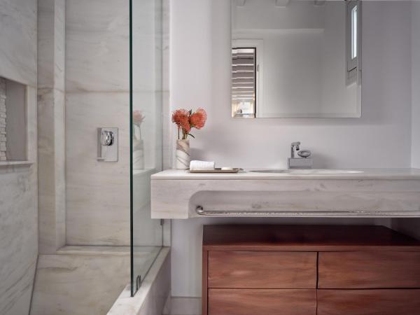 Belvedere Mykonos - Main Hotel - The Leading Hotels of the World : photo 3 de la chambre chambre double ou lits jumeaux standard avec vue sur la cour