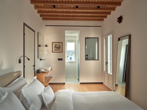 Belvedere Mykonos - Main Hotel - The Leading Hotels of the World : photo 3 de la chambre  2 bedroom suite with private jacuzzi and sea view @ belvedere villa nextdoor 