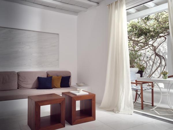 Belvedere Mykonos - Main Hotel - The Leading Hotels of the World : photo 2 de la chambre suite junior - vue sur cour