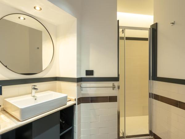 Le Mummarelle Napoli : photo 8 de la chambre superior triple room with balcony sea view – via santa lucia 76