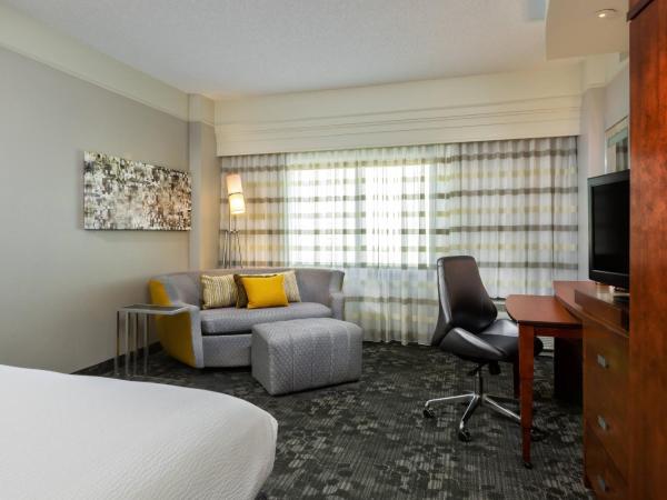 Courtyard by Marriott Houston Galleria : photo 1 de la chambre chambre lit king-size avec canapé-lit