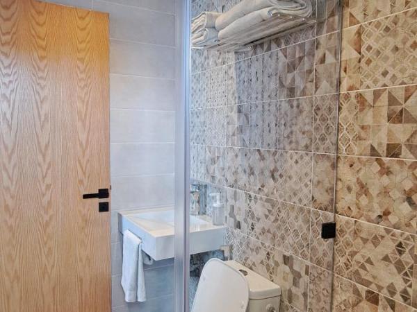 RABAT RESIDENCE - rooms & apartments : photo 10 de la chambre chambre double ou lits jumeaux avec salle de bains