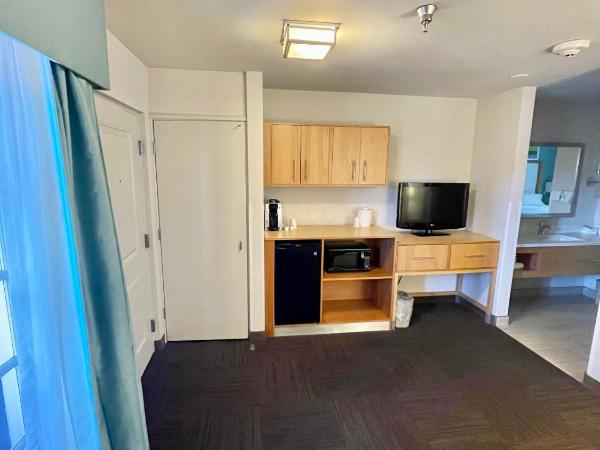 Red Roof Inn PLUS & Suites Tampa : photo 1 de la chambre suite supérieure lit king-size - non-fumeurs