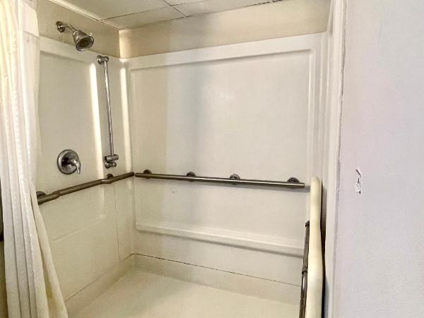 Red Roof Inn PLUS & Suites Tampa : photo 7 de la chambre suite supérieure avec 2 lits queen-size - accessible aux personnes à mobilité réduite - non-fumeurs