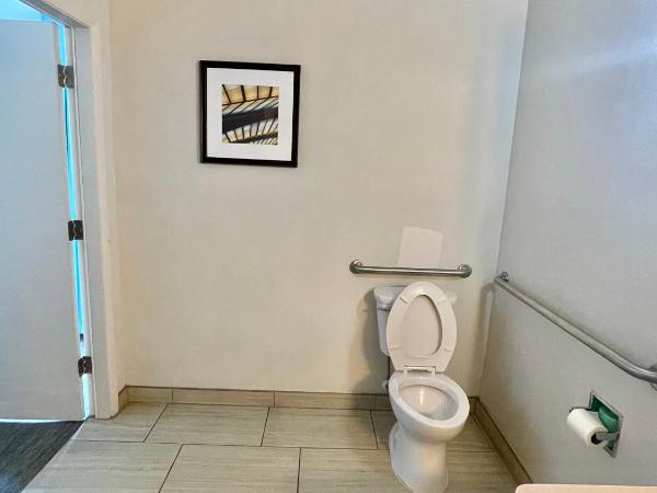 Red Roof Inn PLUS & Suites Tampa : photo 6 de la chambre suite supérieure avec 2 lits queen-size - accessible aux personnes à mobilité réduite - non-fumeurs