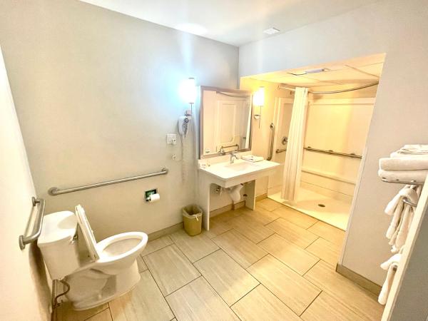 Red Roof Inn PLUS & Suites Tampa : photo 5 de la chambre suite supérieure avec 2 lits queen-size - non-fumeurs