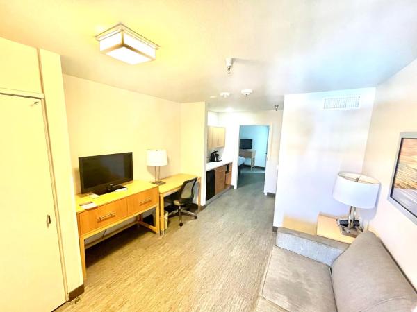 Red Roof Inn PLUS & Suites Tampa : photo 2 de la chambre suite supérieure avec 2 lits queen-size - non-fumeurs