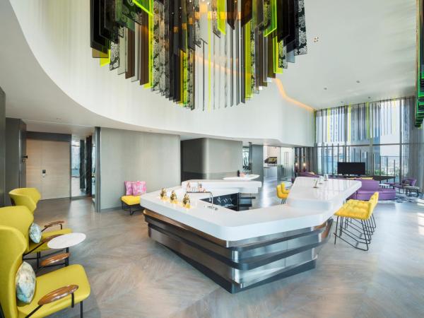 W Kuala Lumpur : photo 3 de la chambre ewow, suite, king bed, klcc view, private outdoor pool, terrace