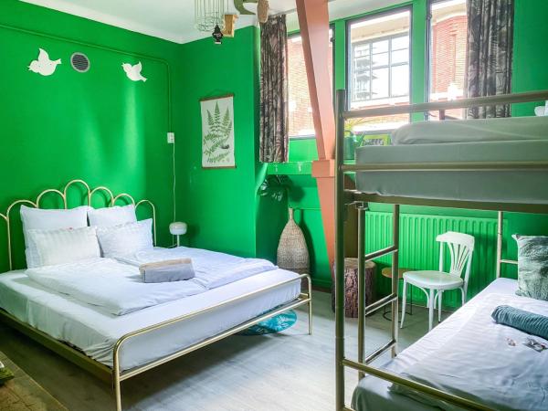 Hostel ROOM Rotterdam : photo 1 de la chambre chambre familiale standard avec salle de bains commune