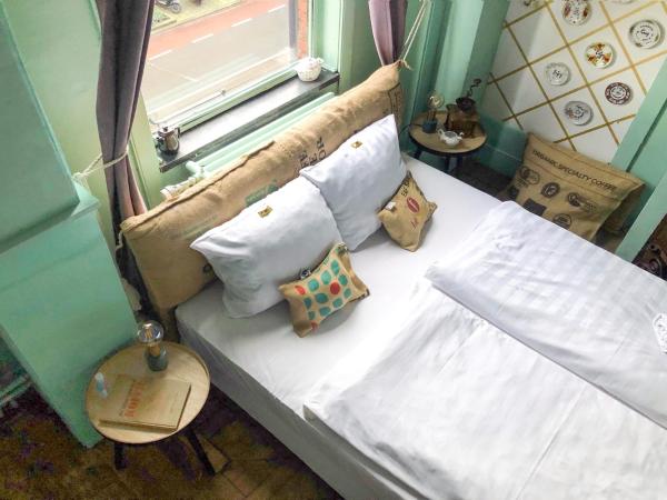 Hostel ROOM Rotterdam : photo 2 de la chambre chambre familiale standard avec salle de bains commune