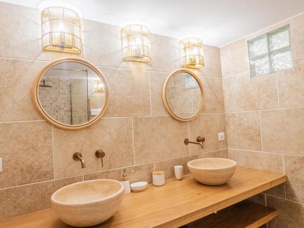 Location de chambre Villa les allamandas : photo 2 de la chambre chambre double avec salle de bains privative