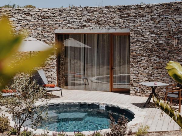 A SPERANZA Suites de Charme by A Cheda : photo 8 de la chambre junior suite with spa bath and sauna- private garden and private heated swimming pool