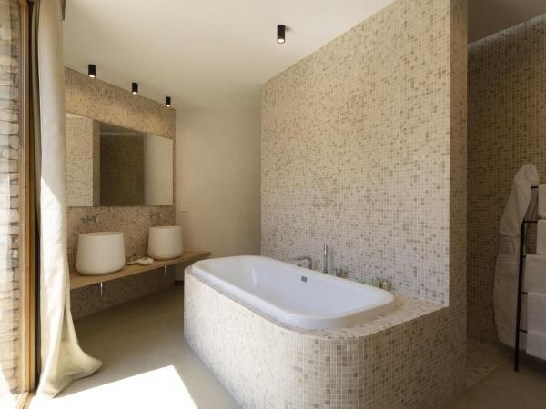 A SPERANZA Suites avec piscine privative chauffée : photo 9 de la chambre suite junior avec baignoire spa et sauna - jardin et piscine chauffée privés