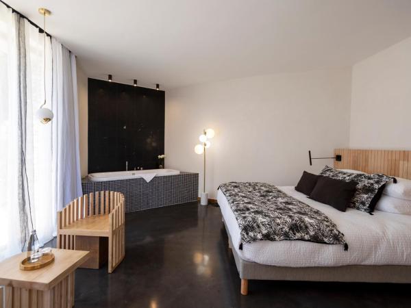 A SPERANZA Suites avec piscine privative chauffée : photo 7 de la chambre suite junior avec baignoire spa et sauna - jardin et piscine chauffée privés