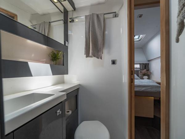 LUXE Crewed Catamaran, Sailing Mangofloat, Croatia : photo 8 de la chambre mobile home