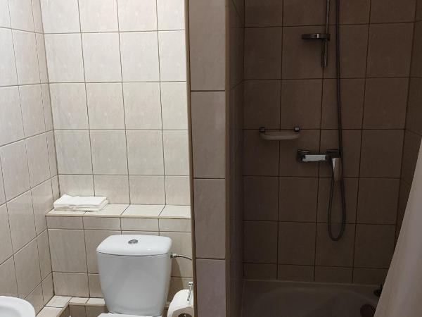 Pokój dwuosobowy z prywatną łazienką - Piotrkowska 262-264 pok 303 : photo 4 de la chambre chambre double avec salle de bains privative