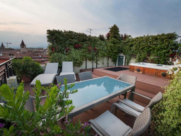 Hotel Bologna ***S : photo 2 de la chambre suite - terrasse et bain à remous