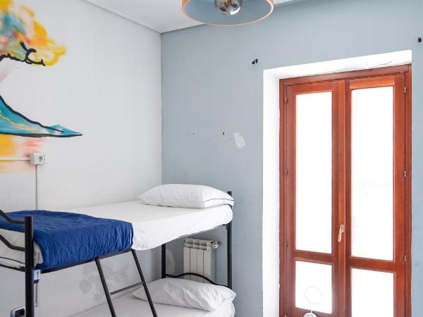 Los Mochileros Hostel - Age Limit 18-28 : photo 1 de la chambre lit simple dans dortoir pour femmes
