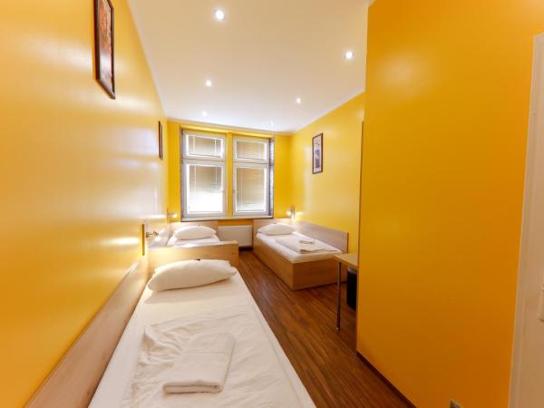 Do Step Inn Home - Hotel & Hostel : photo 4 de la chambre chambre triple