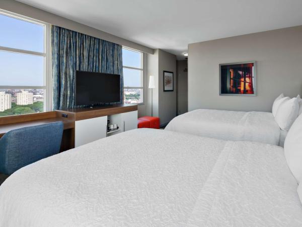 Hampton Inn Chicago McCormick Place : photo 5 de la chambre chambre avec 2 lits queen-size et baignoire - accessible aux personnes à mobilité réduite - non-fumeurs